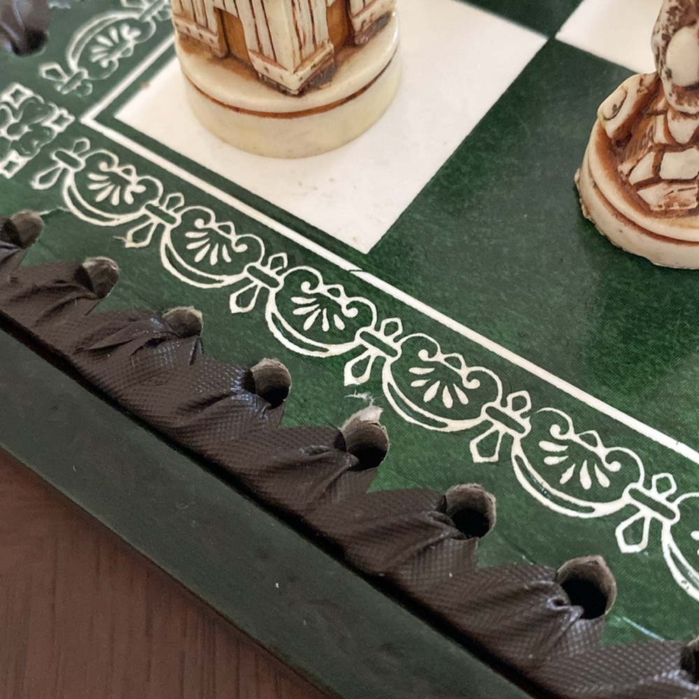 Chess Set-Self Contained. - Picture 8 of 16